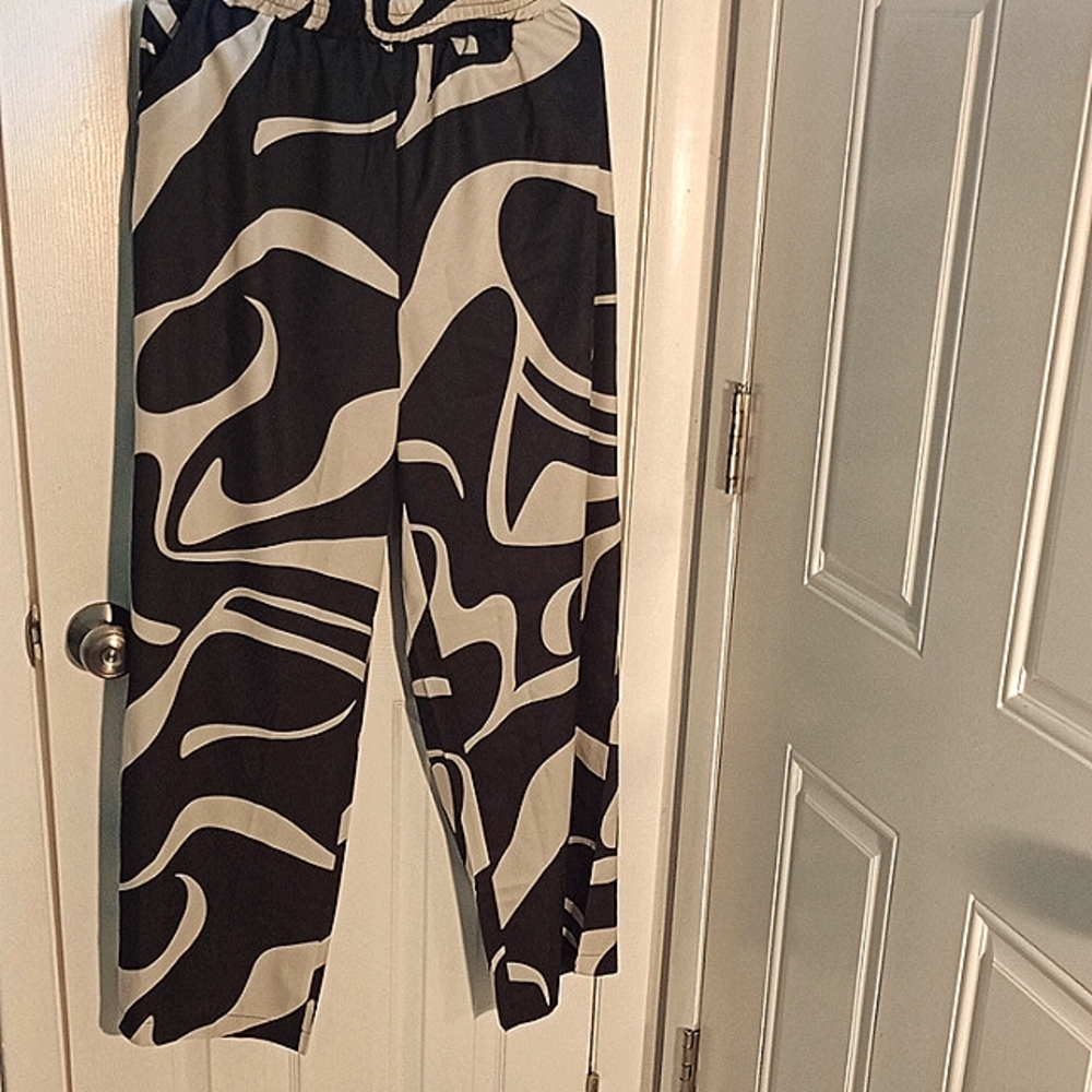 Stylish Abatract Black and Cream Color Women Pants, New, Size L, New